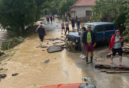 Case inundate, drumuri rupte și mașini luate de ape. Vremea rea a făcut ravagii în județul Arad FOTO/VIDEO