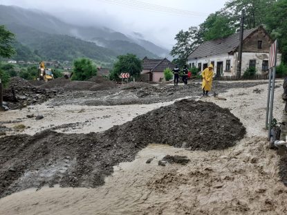 200 de oameni din patru sate hunedorene, izolați din cauza ploilor abundente | FOTO + VIDEO