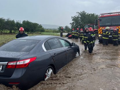 UPDATE. Viitură pe DN 22D în zona localității Horia, județul Tulcea. Mai multe autoturisme sunt blocate | VIDEO