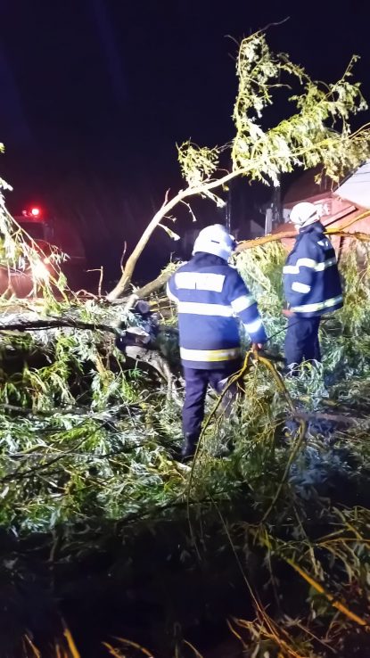 Hunedoara: 17 localități afectate de furtunile de noaptea trecută | AUDIO