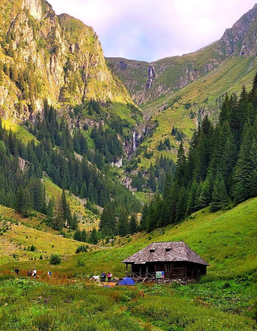 Traseul spre Vârful Moldoveanu, spectacol pe “Acoperișul României ...