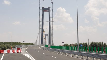 Sute de șoferi nu au putut traversa Dunărea pentru că podul de la Brăila a fost închis noaptea trecută, contrar deciziei oficialilor | AUDIO