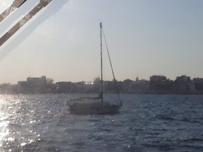 Un velier a rămas blocat între pietre în zona Capului Tuzla