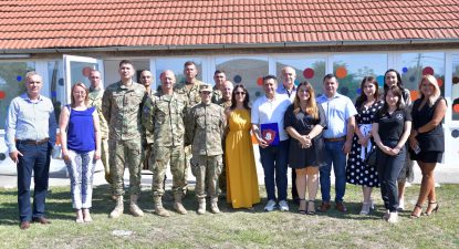 Arad: Militari din România și Ungaria oferă rechizite copiilor unei grădinițe | AUDIO