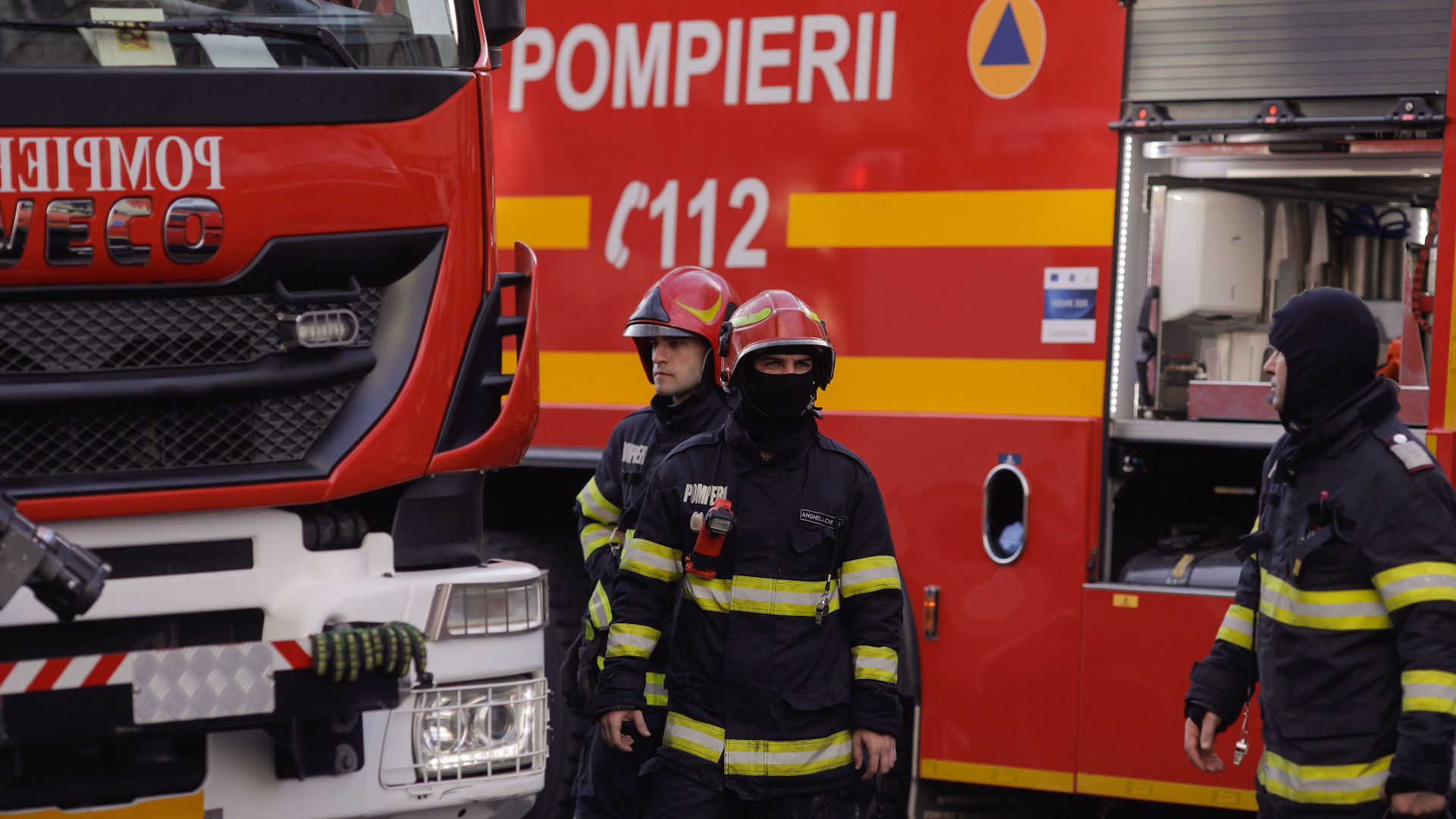 35 de persoane, evacuate dintr-un bloc din Giurgiu, în urma unui incendiu izbucnit de la o candelă