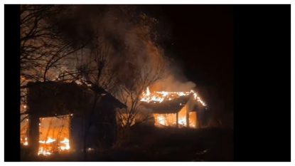 Incendiu la un fost CAP dintr-o comună din județul Vâlcea. Intervenția pomierilor a durat aproape 5 ore | VIDEO