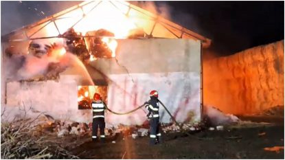 Incendiu la o fermă din județul Arad. Au ars 600 de baloți din paie pe o suprafaţă de aproximativ 1.000 de metri pătraţi | VIDEO