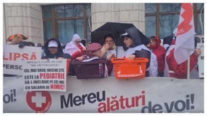 Protest Sanitas în fața Ministerului Finanțelor: „Noi nu cedăm și vrem o mărire pentru toate categoriile – de la infirmieră la medic – cu cel puțin 20%” | VIDEO