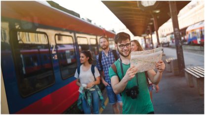 Protest al studenților în fața Guvernului față de măsura care le-ar limita reducerea de 90% la transportul cu trenul | AUDIO