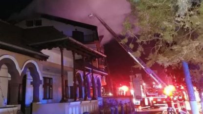 Incendiu la o pensiune din Călimăneşti. În clădire erau cazate două familii | AUDIO