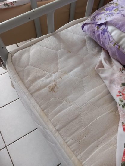 Persoane cu dizabilități, mutate din centrul Călinești, județul Prahova din cauza mizeriei și a unui focar de râie