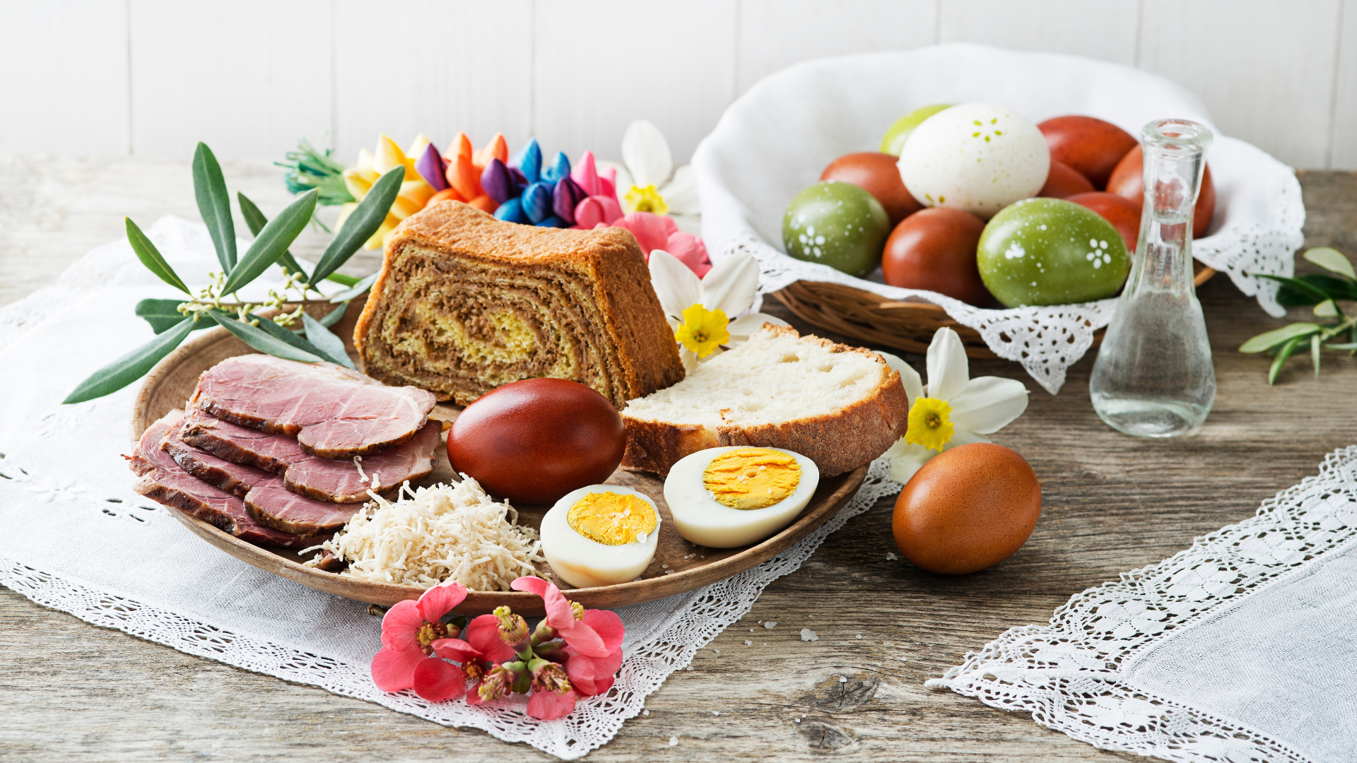 Masa de Paște, simbol al bucuriei. Arhiepiscopul Clujului: „Mamele și bunicile noastre ne pregătesc bunătățile cele mai strălucite” | AUDIO