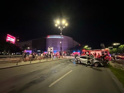 12 persoane transportate la spital după ce un microbuz și un autoturism s-au ciocnit în centrul Bucureștiului