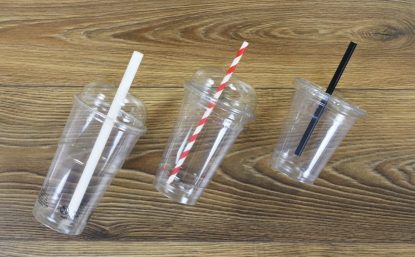 Pahare plastic cu capac – perfecte pentru catering și tonete de street food (P)