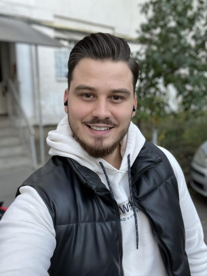 Deșteptarea: Ovidiu are 22 de ani și lucrează ca bonă | VIDEO