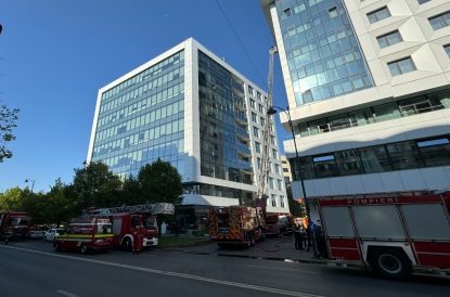 Incendiu la un hotel din Capitală. Peste 20 de persoane au fost evacuate | AUDIO