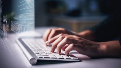 Pană în IT la nivel global. Mărturia unei românce care lucrează remote pentru o firmă străină: „Avem interdicție acum să ne conectăm. Nu știu cum se va rezolva” | AUDIO