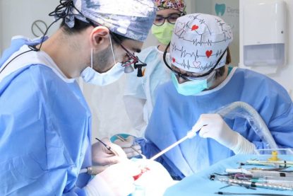 Cauți prețul unui implant dentar? Află-l aici, alături de informații suplimentare! Ce este, de fapt? (P)