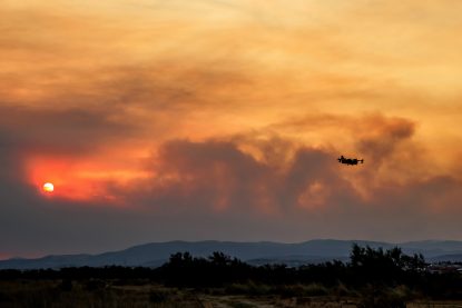 Atena, amenințată de incendiile violente. Autoritățile au deschis un stadion olimpic pentru a găzdui miile de persoane evacuate | AUDIO | VIDEO