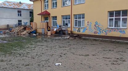 Anca Dediu, directoarea unei școli din Cudalbi, Galați, afectate de inundații: Avem curtea plină de gunoi și mâl. A început să emane un miros foarte urât | AUDIO | VIDEO | GALERIE FOTO