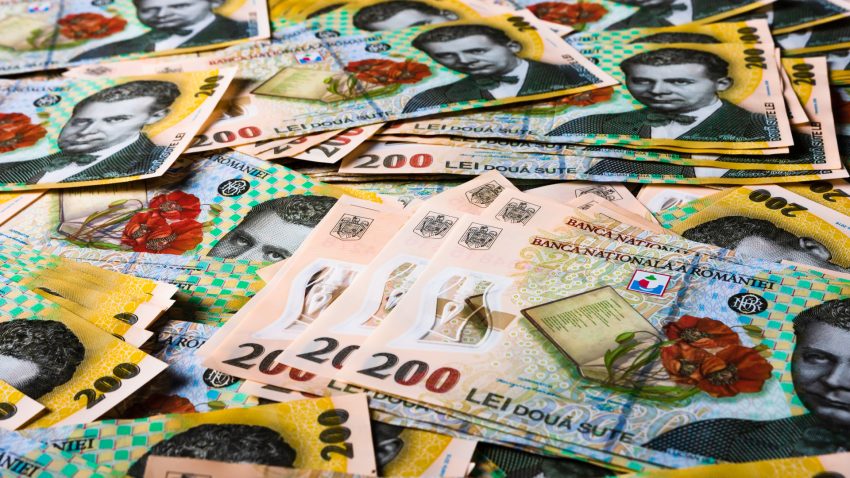 Bani românești, bancnote de 200 de lei împrăștiate pe masă.