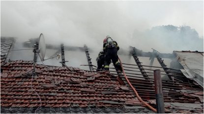 Brașov: Incendiu izbucnit la acoperișul unei case. 6 autospeciale de stingere intervin la fața locului | GALERIE FOTO