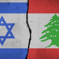 Drapelul Israelului lângă drapelul Libanului.