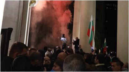 Bulgaria: Protest la Teatrul Național din Sofia în timpul unui spectacol despre războiul sârbo-bulgar. Manifestanții au susținut că piesa „umilește și ironizează imaginea bulgarilor și a memoriei eroilor războiului” | AUDIO