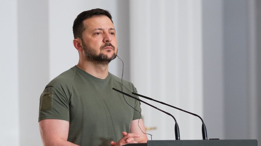 Volodimir Zelenski susține un discurs.