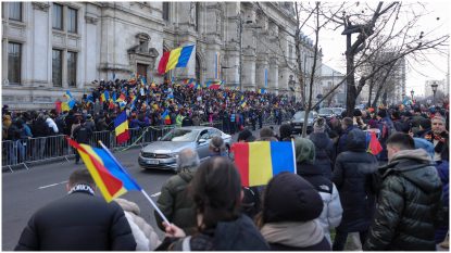 Susținători ai lui Călin Georgescu, protest în fața Curții de Apel București în timpul procesului în care fostul candidat contestă anularea primului tur al alegerilor prezidențiale | AUDIO