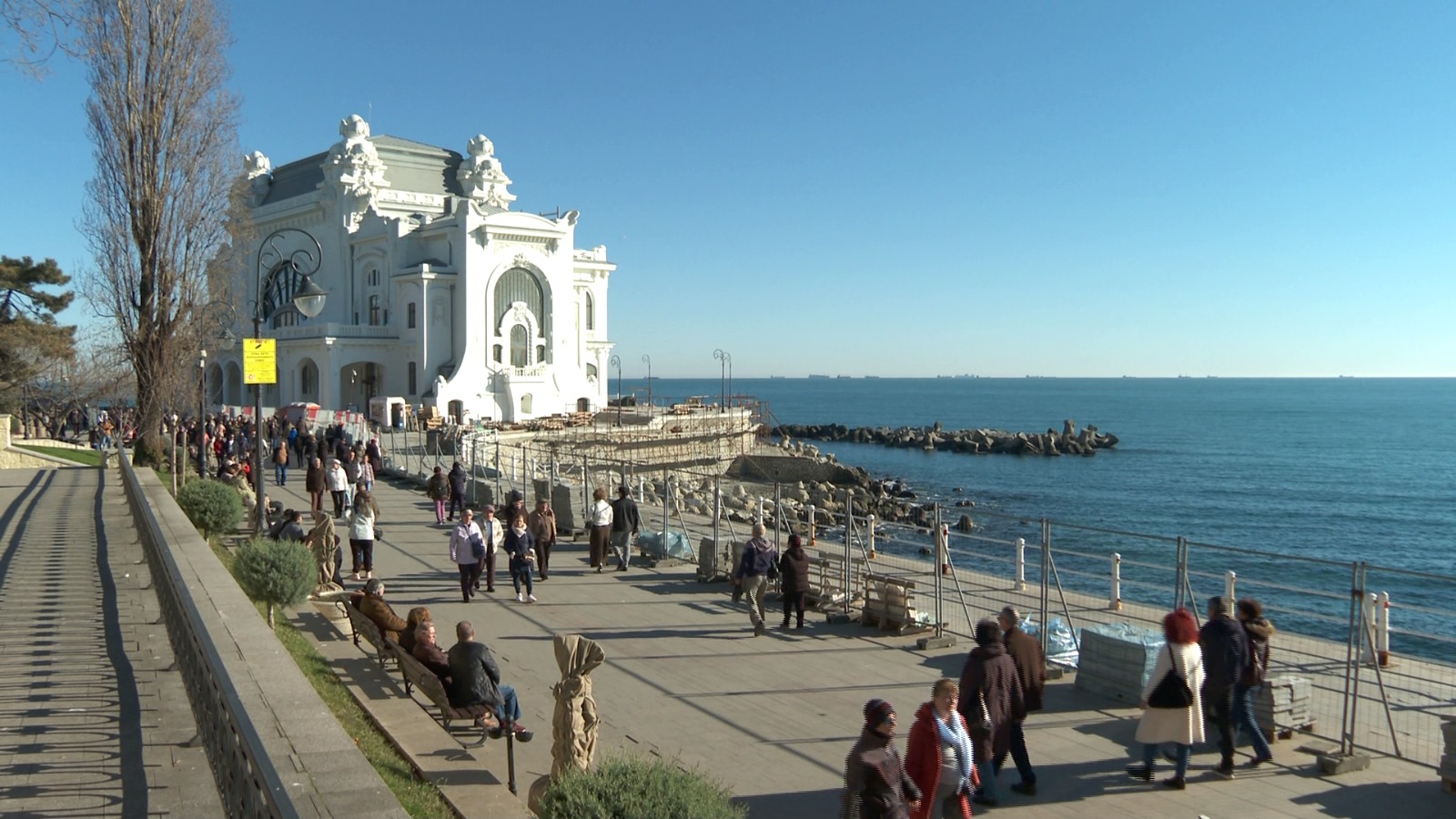 Reportaj: Faleza Cazinoului din Constanța plină de turiști în a patra zi a anului / AUDIO : Europa FM
