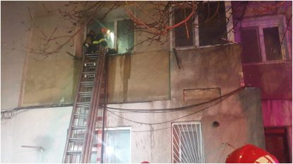 Vaslui: Incendiu izbucnit la o garsonieră. O persoană a fost transportată la spital. 20 de locatari au fost evacuați