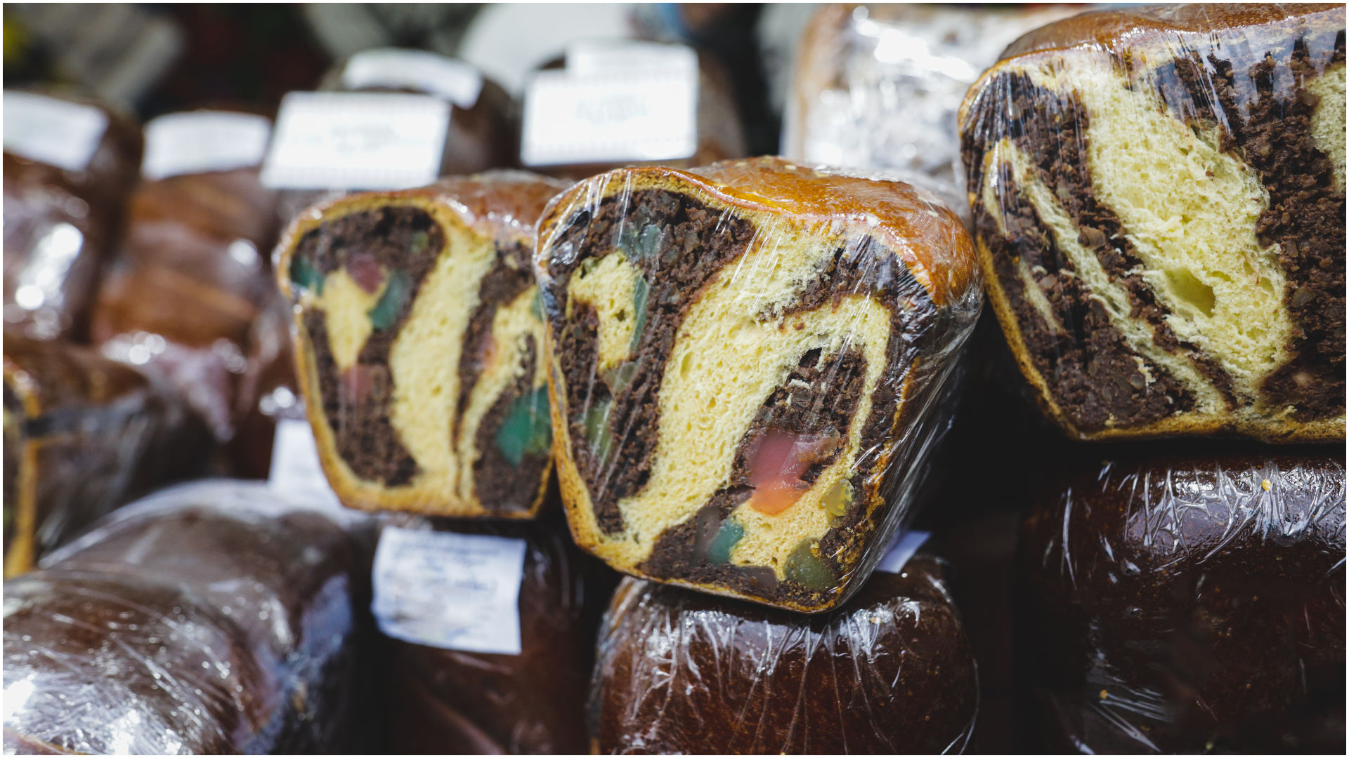 Românii își doresc produse tradiționale de Paște: cât costă mielul, pasca și cozonacul în magazine și patiserii | AUDIO