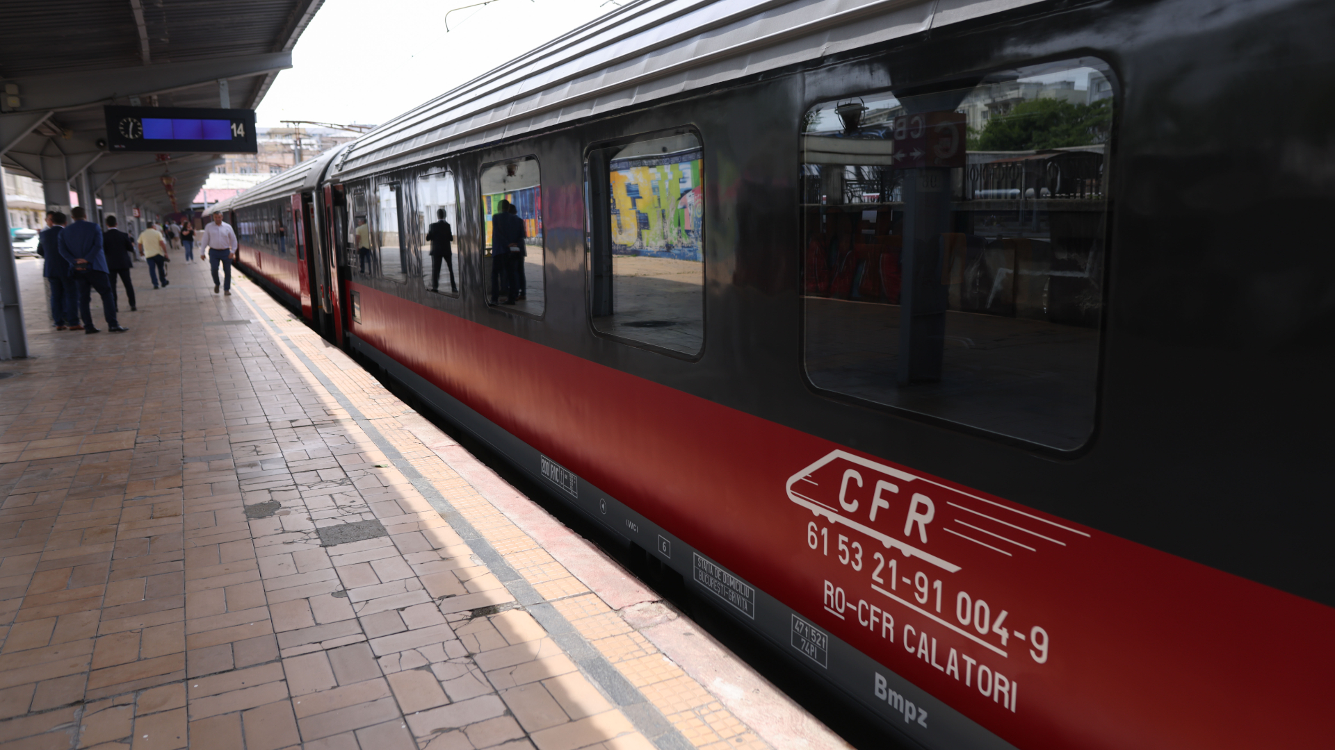 Incident în Gara de Nord din București. Vagonul unui tren internațional a deraiat | AUDIO