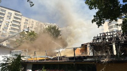 București: Un incendiu a izbucnit la acoperișul fostului restaurant Mărul de Aur. Nu există risc de extindere la alte clădiri | GALERIE FOTO