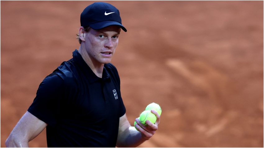 Tenis: Jannik Sinner, lider mondial, a părăsit Roland Garros după ce i s-a făcut rău pe teren | AUDIO