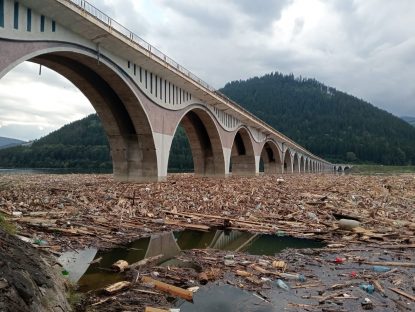 Stare de alertă pentru 30 de zile în comuna Poiana Teiului din județul Neamț: risc de criză ecologică după ce mii de cadavre de animale se descompun în apa Lacului Izvorul Muntelui