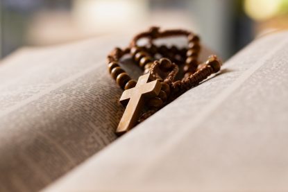 Suceava: Doi preoți, opriți de la slujire după ce au fost filmați dansând la bară și consumând substanțe interzise | AUDIO