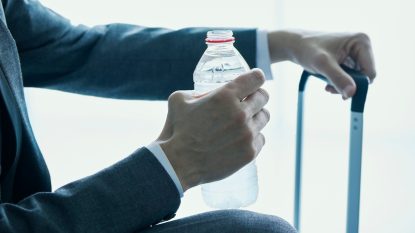 Aeroportul „Avram Iancu” din Cluj, primul din România care renunță la restricția privind volumul recipientelor cu lichide din bagajele de mână | AUDIO