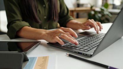 Sondaj: Doar 4% dintre angajatori mai oferă posturi remote. Care sunt domeniile în care se mai poate lucra de acasă | AUDIO