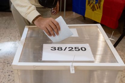 Ora 23:30. Rezultate parțiale alegeri parlamentare Republica Moldova: PAS: 44,46 %, Blocul Patriotic: 27,85%. Au fost numărate 78,50% din voturi