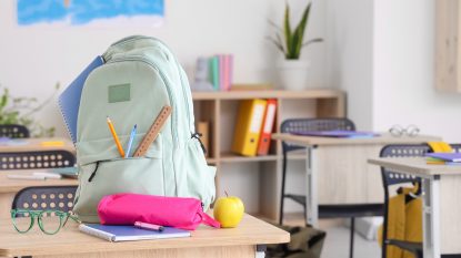 Hipermarketurile se întrec în reduceri la rechizite, care devin tot mai atractive: Caiete cu mesaje motivaționale sau cu fotbaliști. Elevă: „Mesajul «Crede în tine și vei reuși» poate mă ajută la teme” | AUDIO