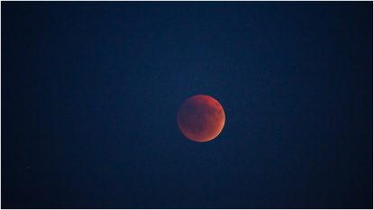 Arad: Eclipsa de Lună, admirată de adulți și copii la o vizionare cu telescoape: „Niciodată n-am văzut așa ceva” | AUDIO
