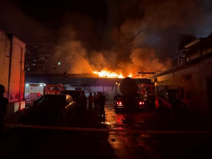 Alertă în Capitală, după un incendiu cu mari degajări de fum. Se intervine inclusiv cu roboți. Nivel de poluare extremă | VIDEO