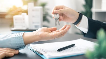 UE propune noi reguli pentru închirierile pe termen scurt, cu scopul de a combate criza locuințelor și specula imobiliară | AUDIO