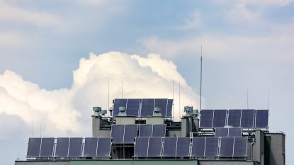 Legea prosumatorilor, adoptată de Camera Deputaților: Românii pot folosi energia produsă de panourile fotovoltaice la mai multe locuri de consum. Liderul senatorilor PSD: Factura va fi compensată cu energia care a fost livrată | AUDIO