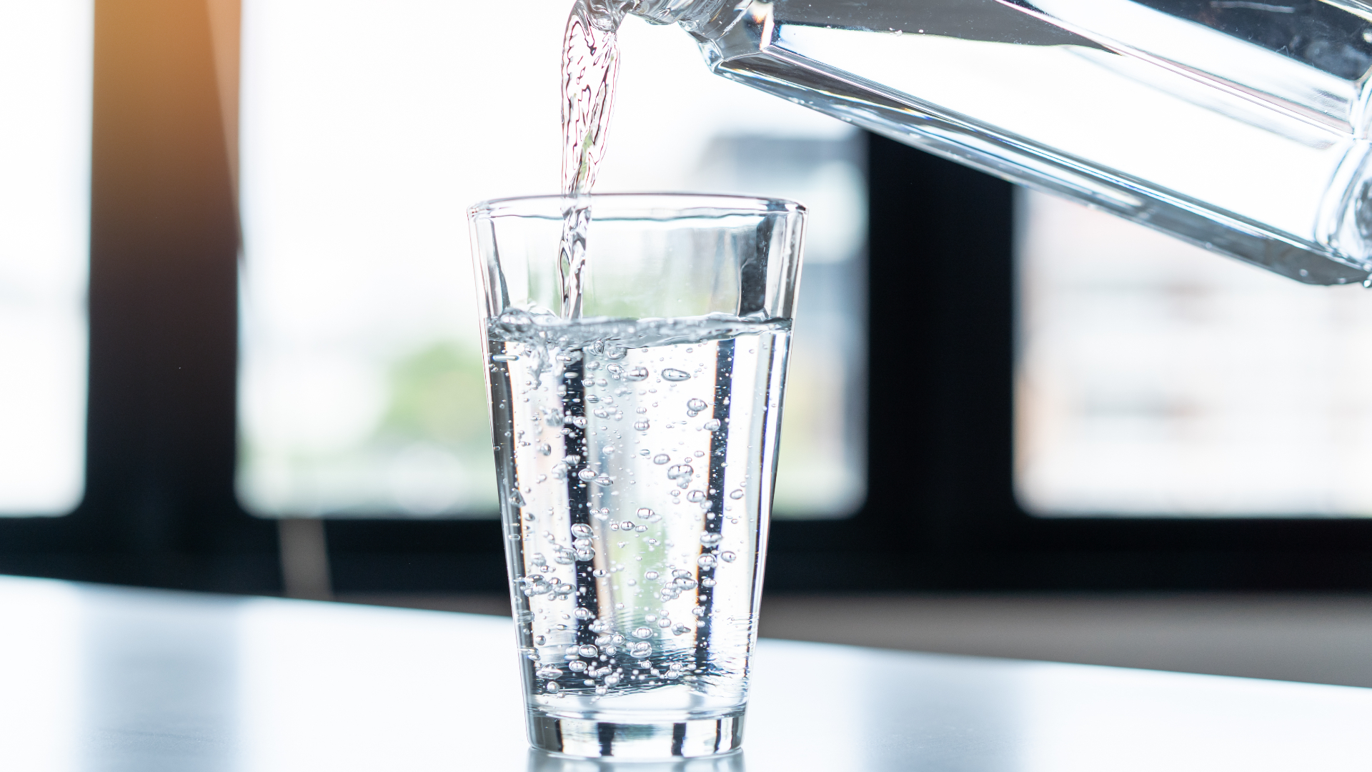 Stare de urgență în Curtea de Argeș, după ce în apa din rețeaua de distribuție a fost găsită o bacterie. Oamenii sunt sfătuiți să consume doar apă îmbuteliată  | AUDIO