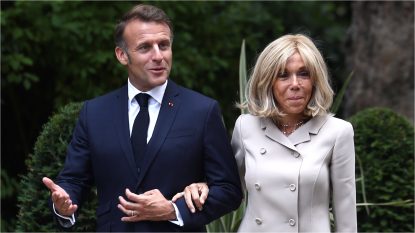 Zece persoane sunt judecate la Paris pentru hărțuirea cibernetică a soției președintelui Franței, Brigitte Macron | AUDIO