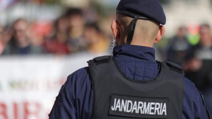 Jandarmeria dezminte acuzațiile de agresiune asupra unei femei însărcinate în timpul scandalului de la Tribunalul București, unde Călin Georgescu a fost prezent la audieri | AUDIO