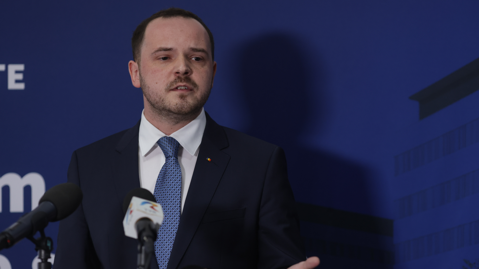 Alexandru Rogobete, clarificări după ce România a pierdut procesul cu Pfizer: „Este o măsură executorie. Banii vor veni, cel mai probabil, din bugetul de stat”. | „Contractul numărul trei a fost semnat fără o fundamentare clară a nevoii”